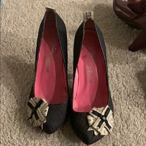 Tape measure irregular choice pin stripe pumps